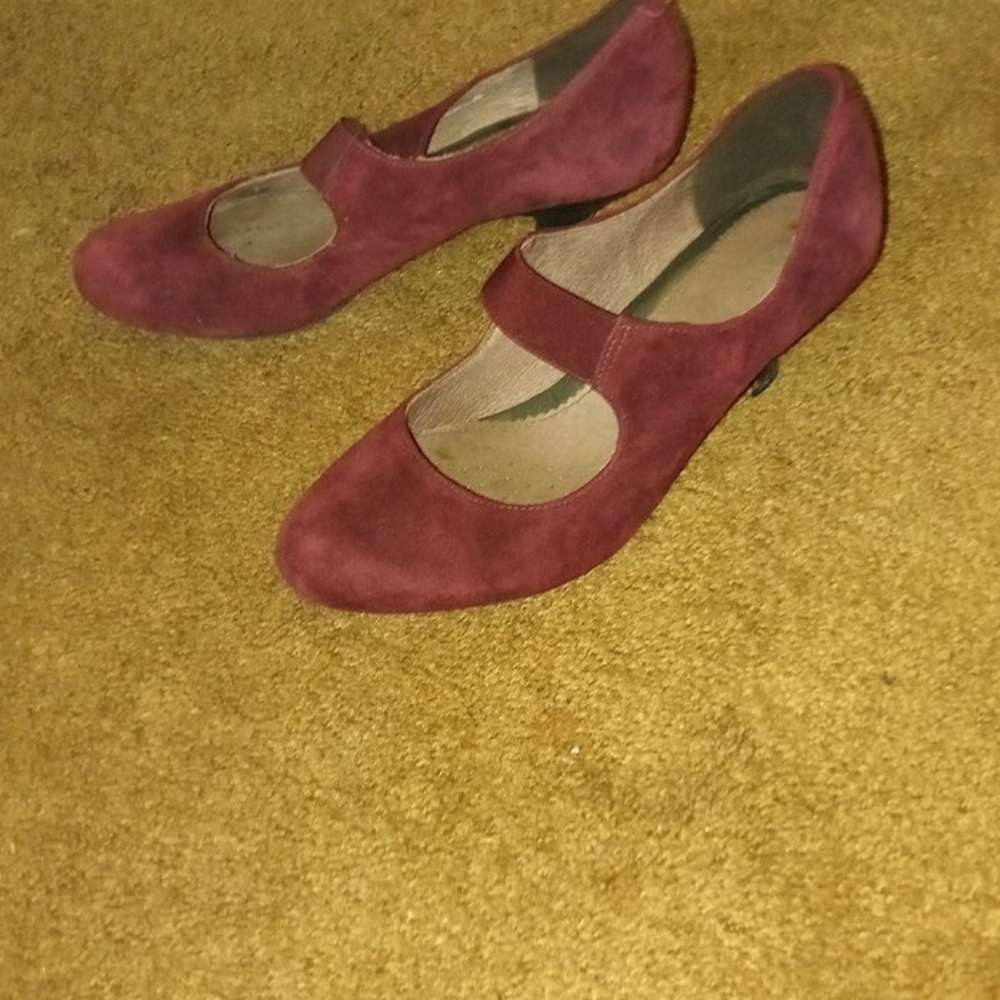 Clark's maroon kitten heel